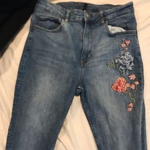 Blue skinny jeans with embroidered